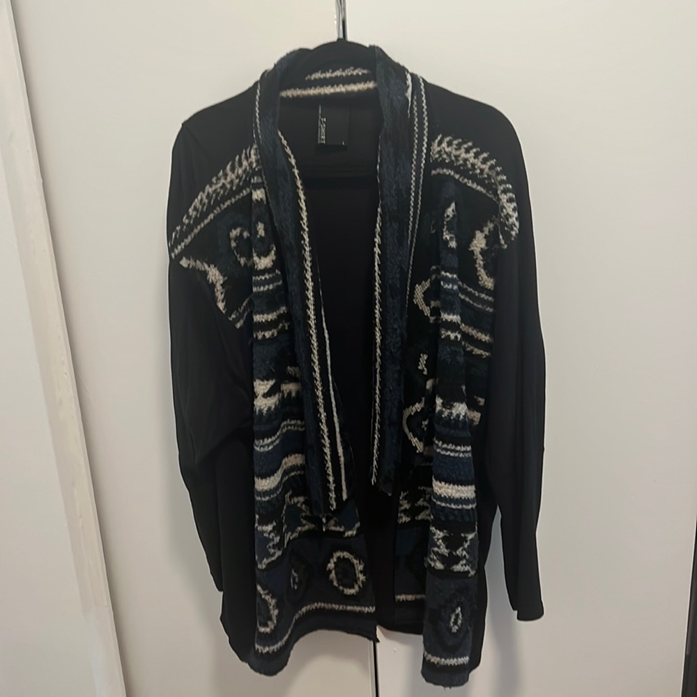 Unique sweater with Aztec print